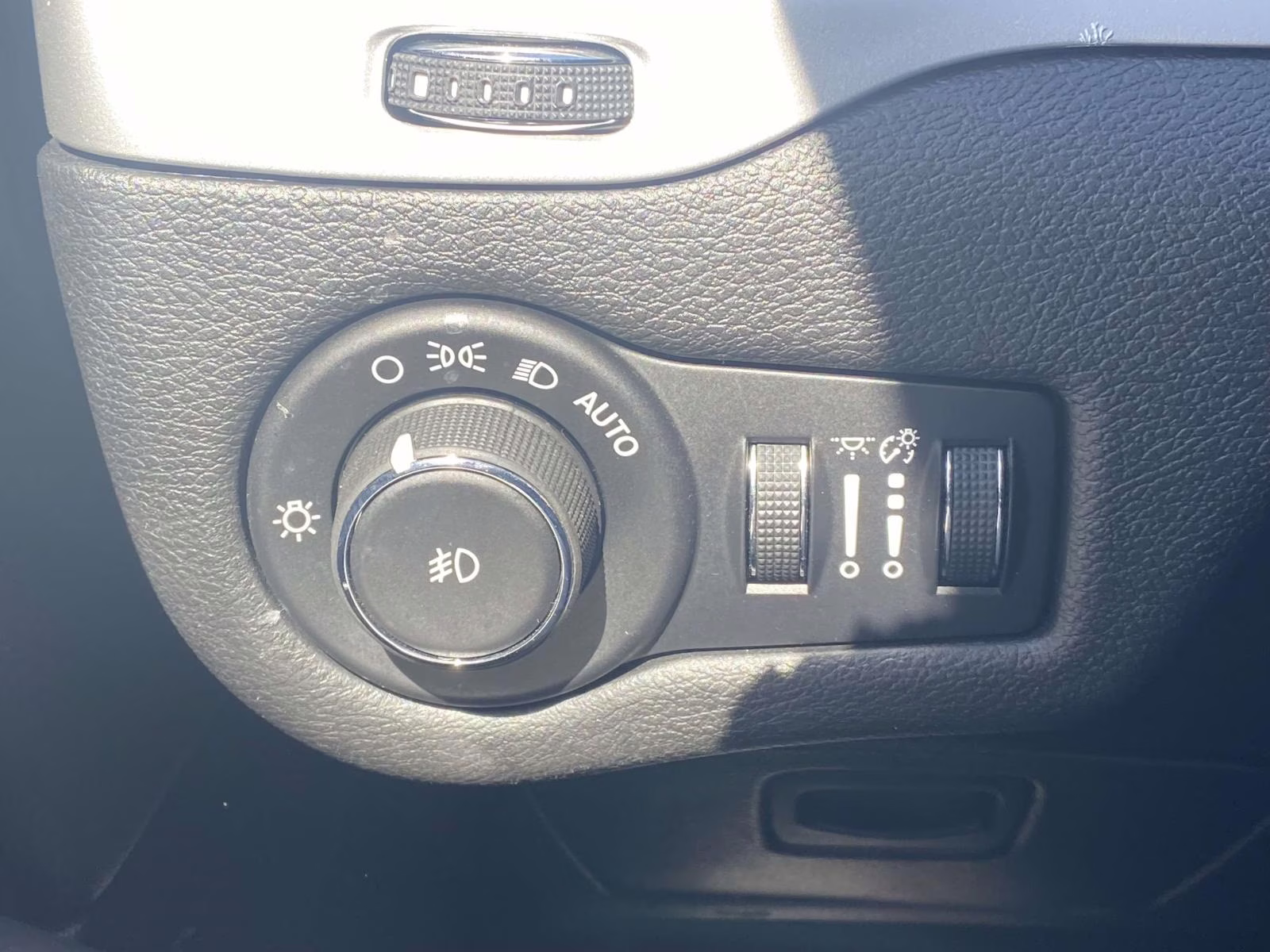 2018 Diamond Black Crystal Pearlcoat Jeep Cherokee Latitude Plus FWD SUV