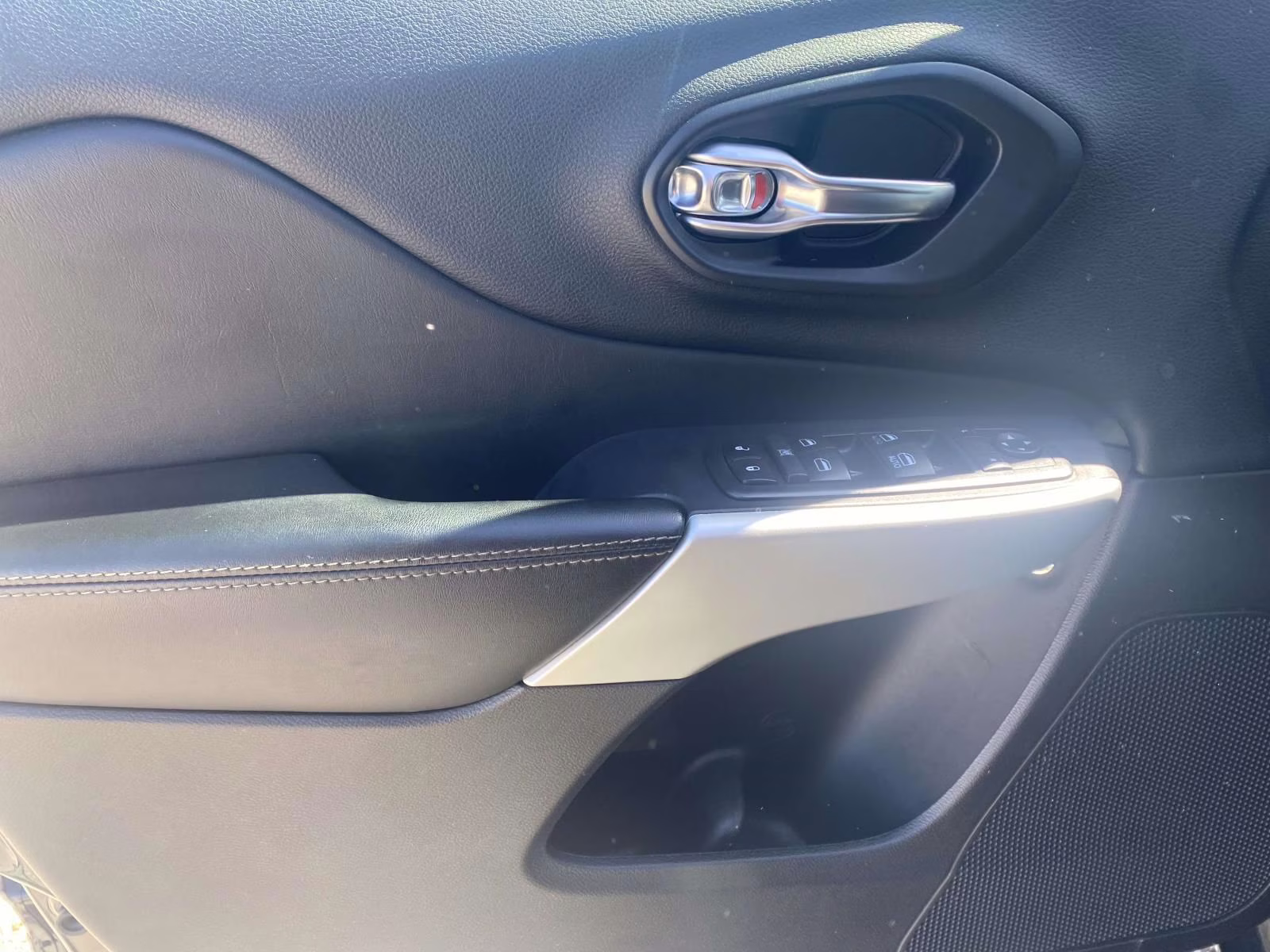 2018 Diamond Black Crystal Pearlcoat Jeep Cherokee Latitude Plus FWD SUV