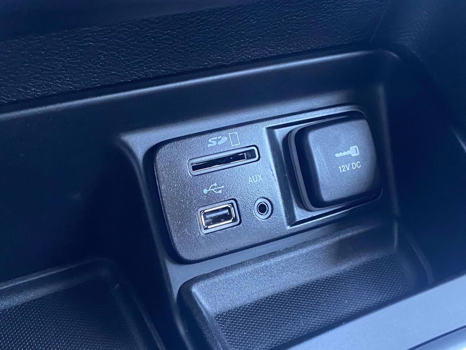 2018 Diamond Black Crystal Pearlcoat Jeep Cherokee Latitude Plus FWD SUV