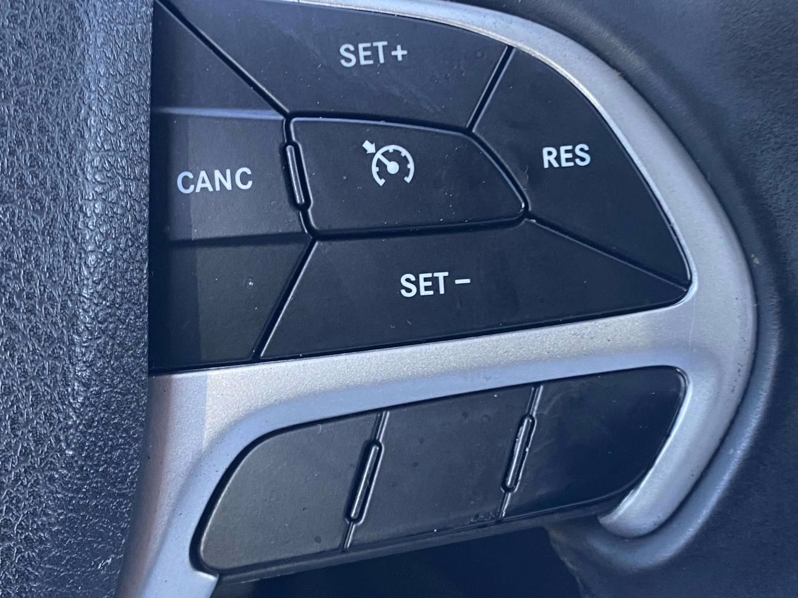 2018 Diamond Black Crystal Pearlcoat Jeep Cherokee Latitude Plus FWD SUV