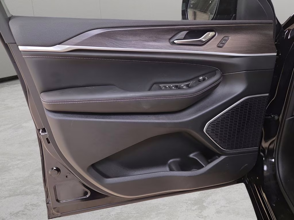 2026 Diamond Black Crystal Pearlcoat Jeep Grand Cherokee Limited 4X4 SUV