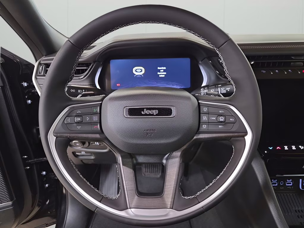 2026 Diamond Black Crystal Pearlcoat Jeep Grand Cherokee Limited 4X4 SUV