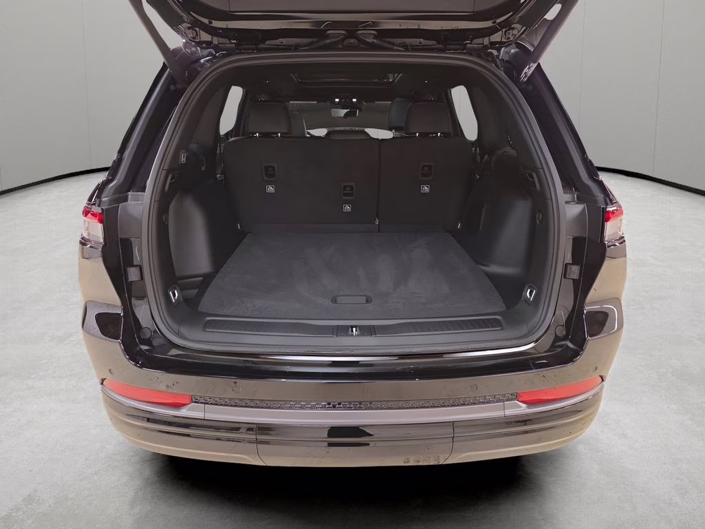 2026 Diamond Black Crystal Pearlcoat Jeep Grand Cherokee Limited 4X4 SUV