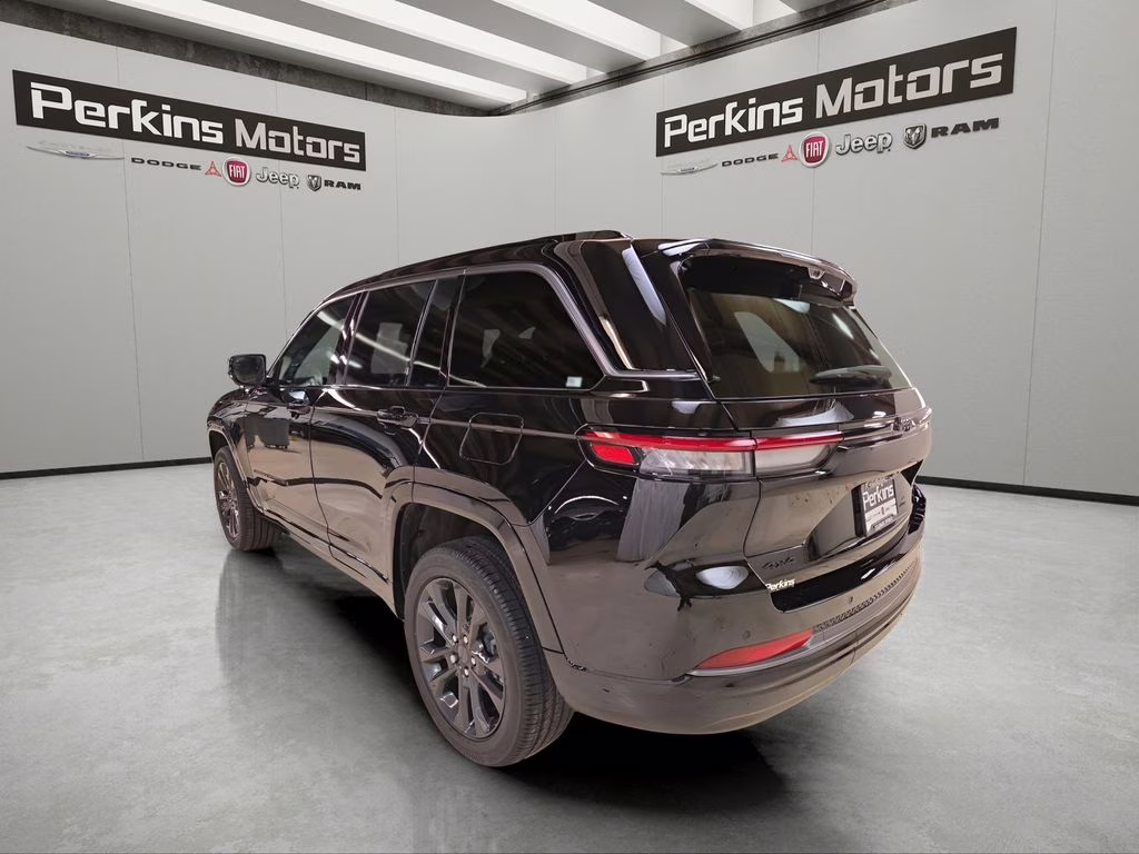 2026 Diamond Black Crystal Pearlcoat Jeep Grand Cherokee Limited 4X4 SUV