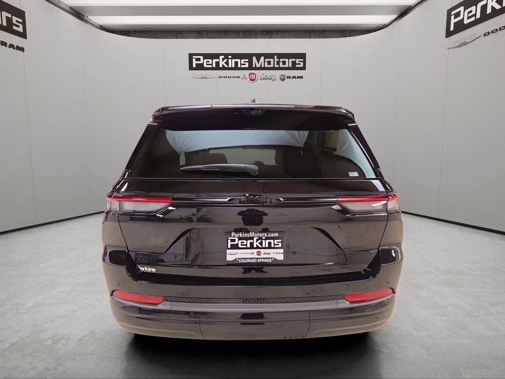 2026 Diamond Black Crystal Pearlcoat Jeep Grand Cherokee Limited 4X4 SUV