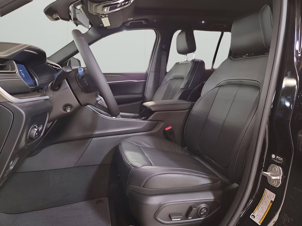 2026 Diamond Black Crystal Pearlcoat Jeep Grand Cherokee Limited 4X4 SUV