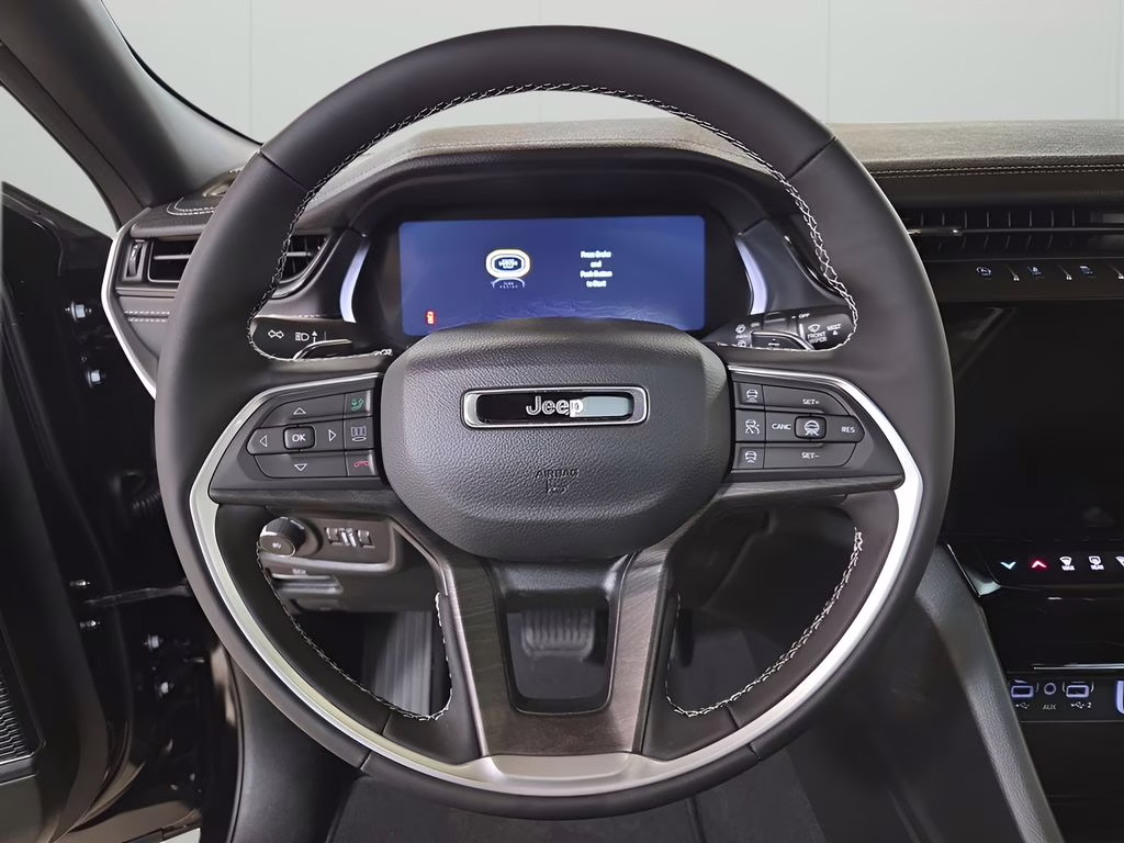 2026 Diamond Black Crystal Pearlcoat Jeep Grand Cherokee Limited 4X4 SUV