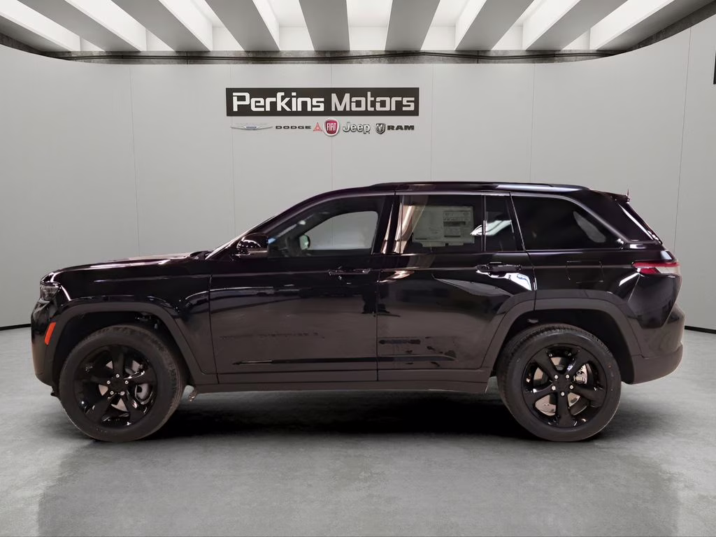 2026 Diamond Black Crystal Pearlcoat Jeep Grand Cherokee Limited 4X4 SUV