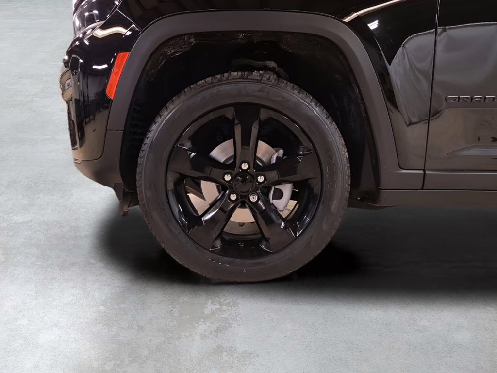 2026 Diamond Black Crystal Pearlcoat Jeep Grand Cherokee Limited 4X4 SUV