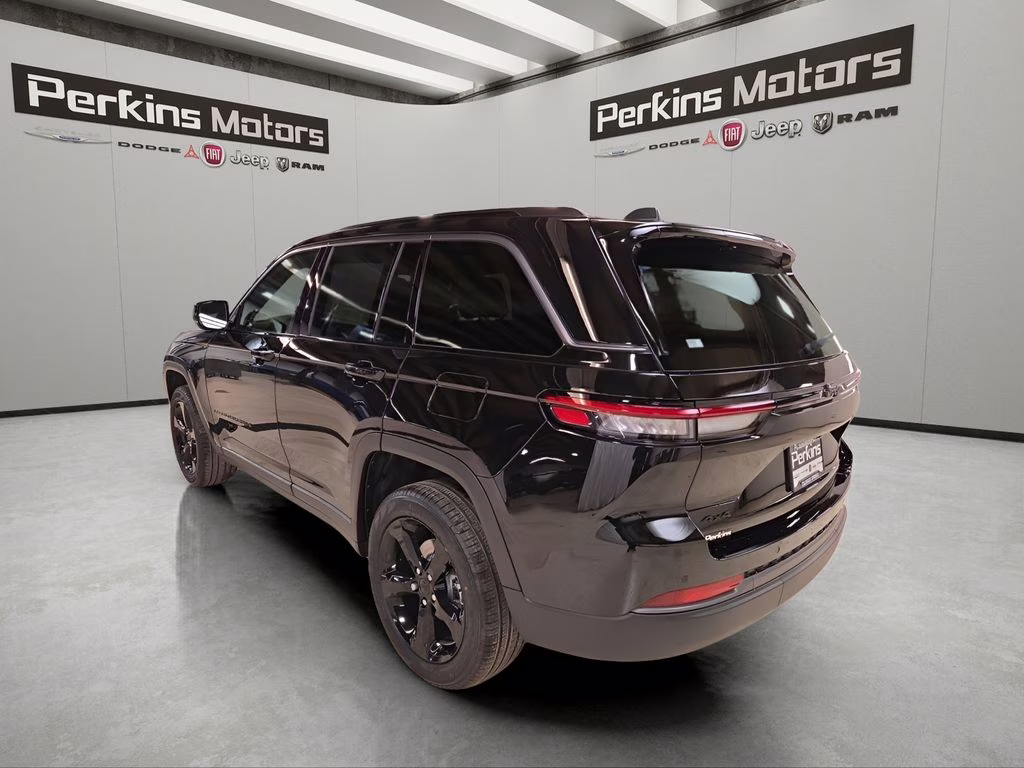 2026 Diamond Black Crystal Pearlcoat Jeep Grand Cherokee Limited 4X4 SUV