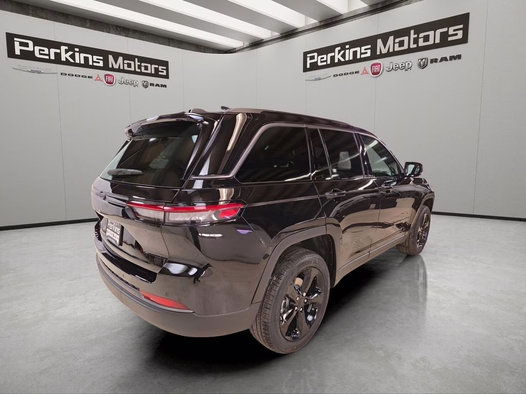 2026 Diamond Black Crystal Pearlcoat Jeep Grand Cherokee Limited 4X4 SUV