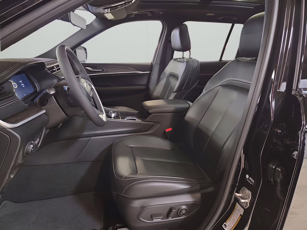 2026 Diamond Black Crystal Pearlcoat Jeep Grand Cherokee Limited 4X4 SUV