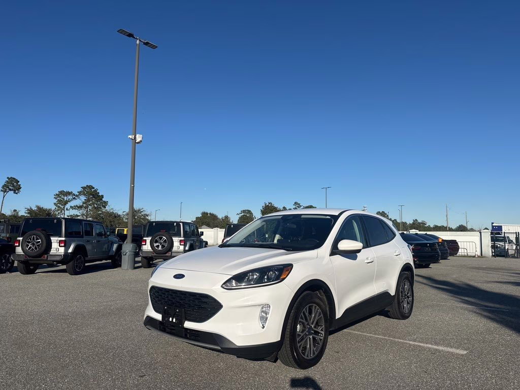 2022 White Ford Escape SEL AWD SUV