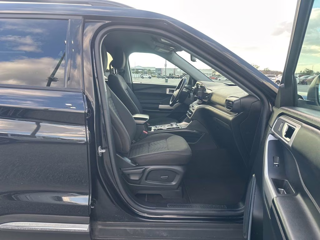 2021 Black Ford Explorer XLT 4X4 SUV