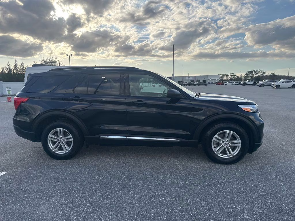 2021 Black Ford Explorer XLT 4X4 SUV
