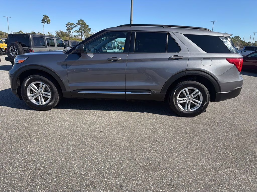 2021 Black Ford Explorer XLT 4X4 SUV