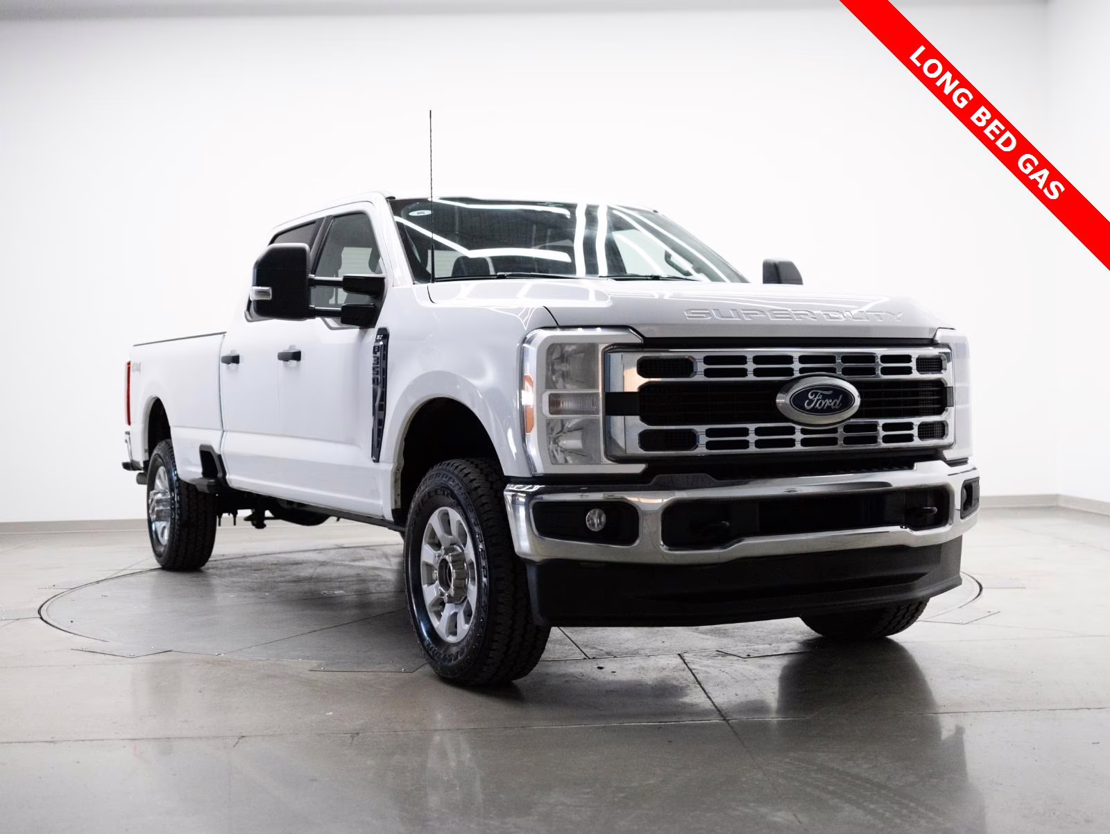 2023 Oxford White Ford Super Duty F-350 SRW XLT 4WD Crew Cab 6.75' Box 4X4 Truck