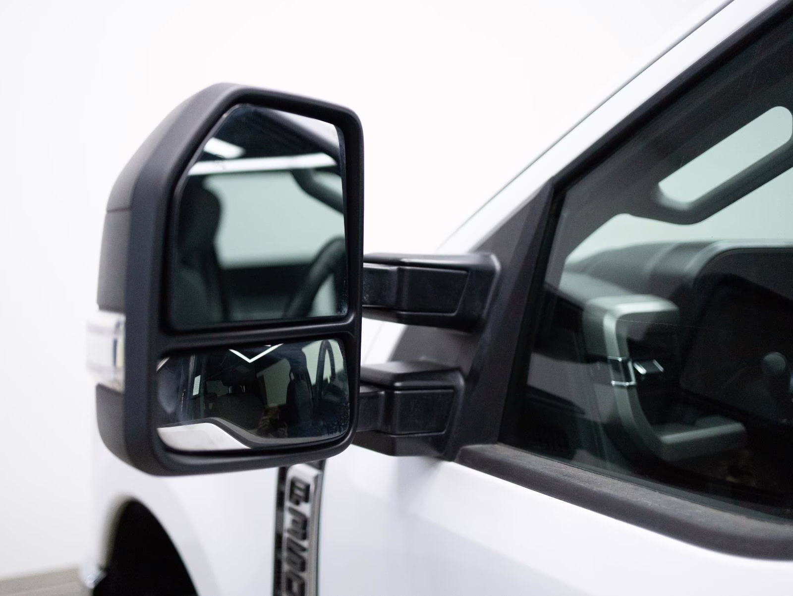 2023 Oxford White Ford Super Duty F-350 SRW XLT 4WD Crew Cab 6.75' Box 4X4 Truck