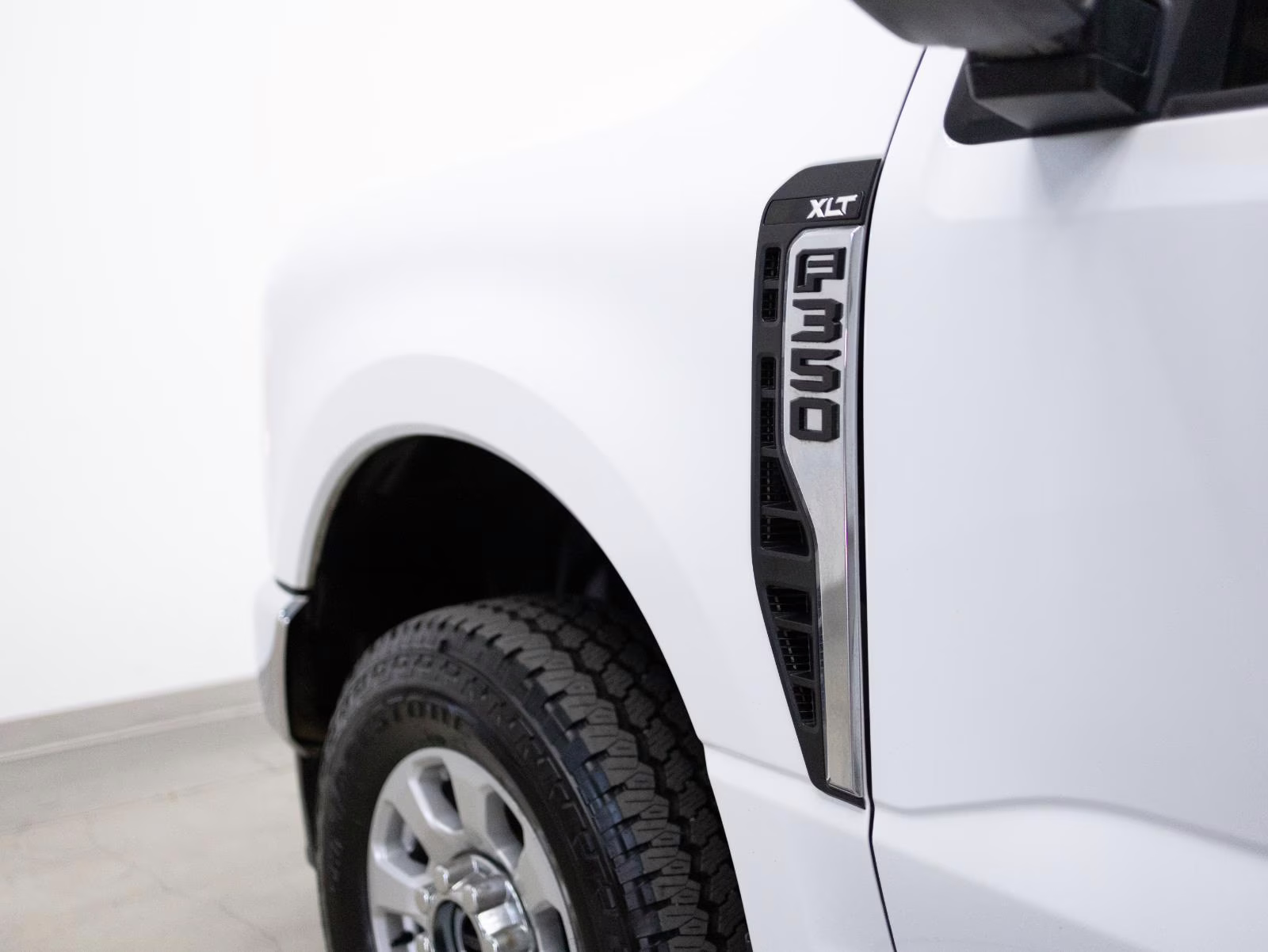 2023 Oxford White Ford Super Duty F-350 SRW XLT 4WD Crew Cab 6.75' Box 4X4 Truck