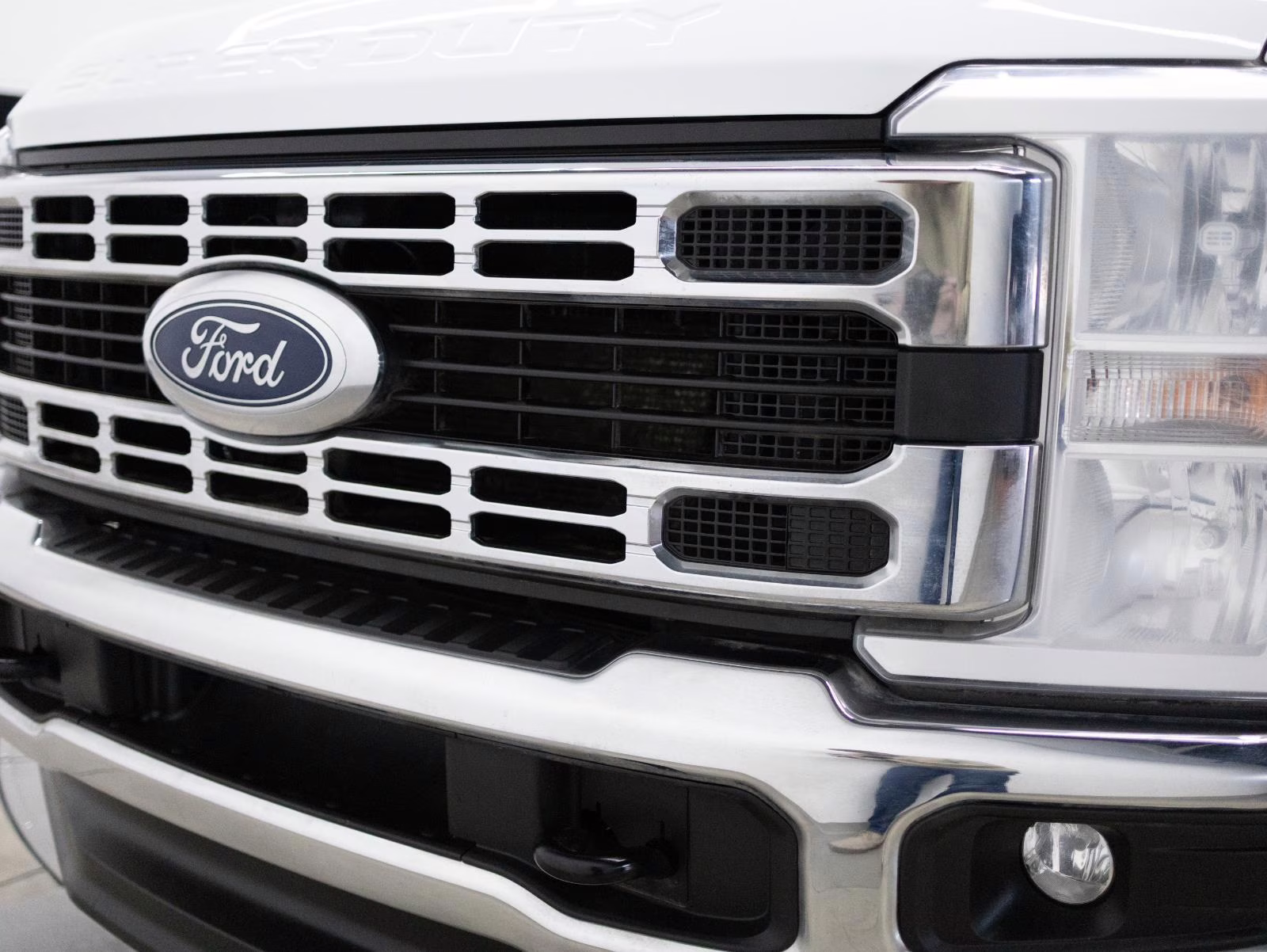 2023 Oxford White Ford Super Duty F-350 SRW XLT 4WD Crew Cab 6.75' Box 4X4 Truck