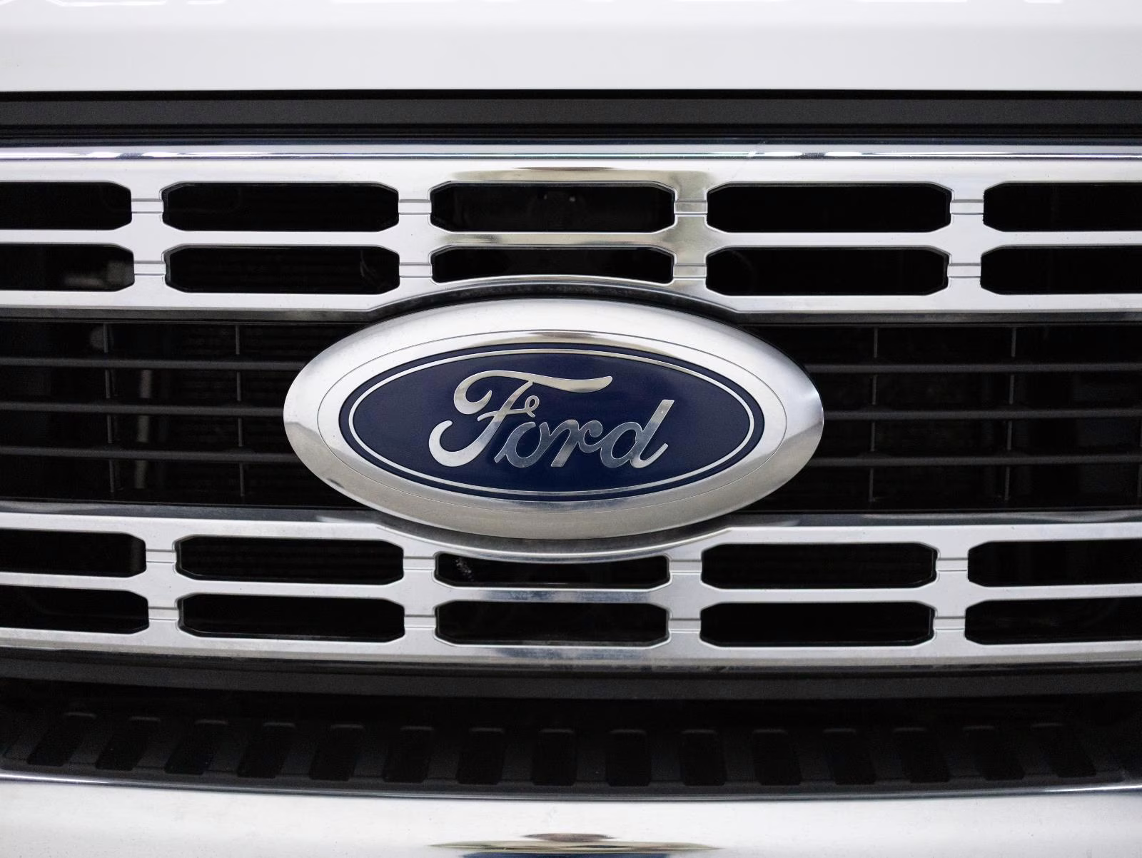 2023 Oxford White Ford Super Duty F-350 SRW XLT 4WD Crew Cab 6.75' Box 4X4 Truck