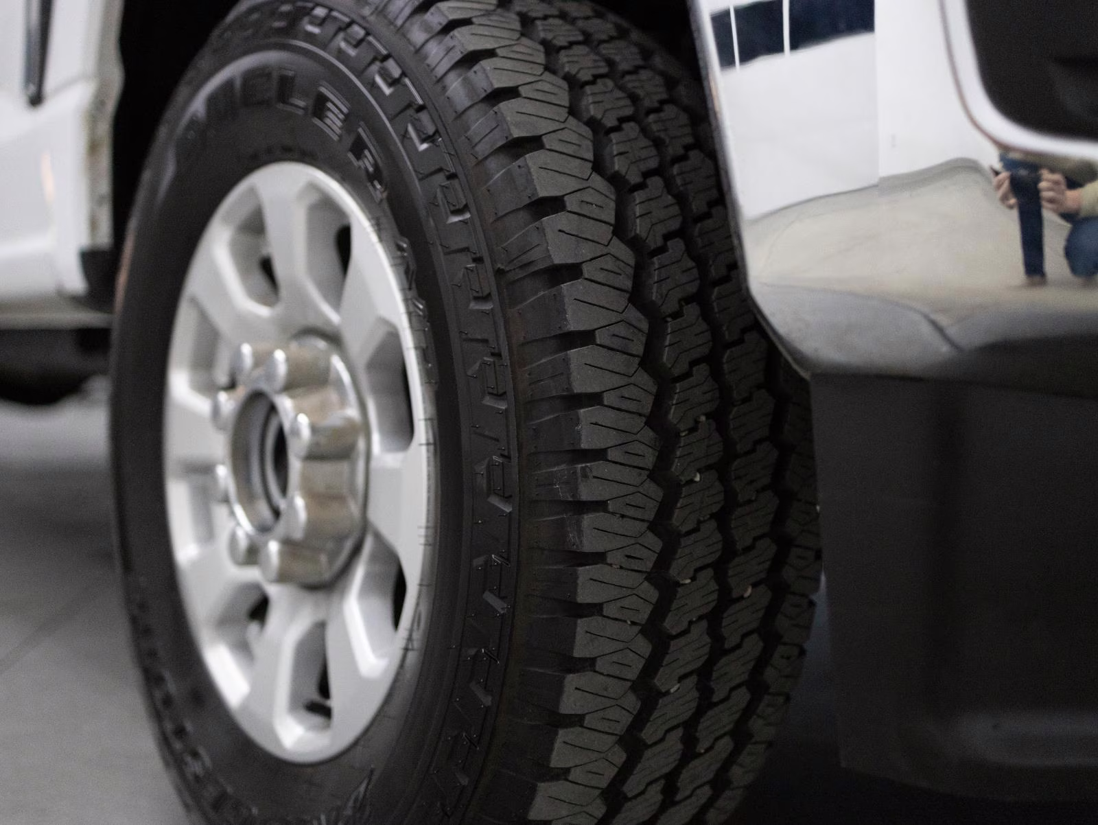 2023 Oxford White Ford Super Duty F-350 SRW XLT 4WD Crew Cab 6.75' Box 4X4 Truck