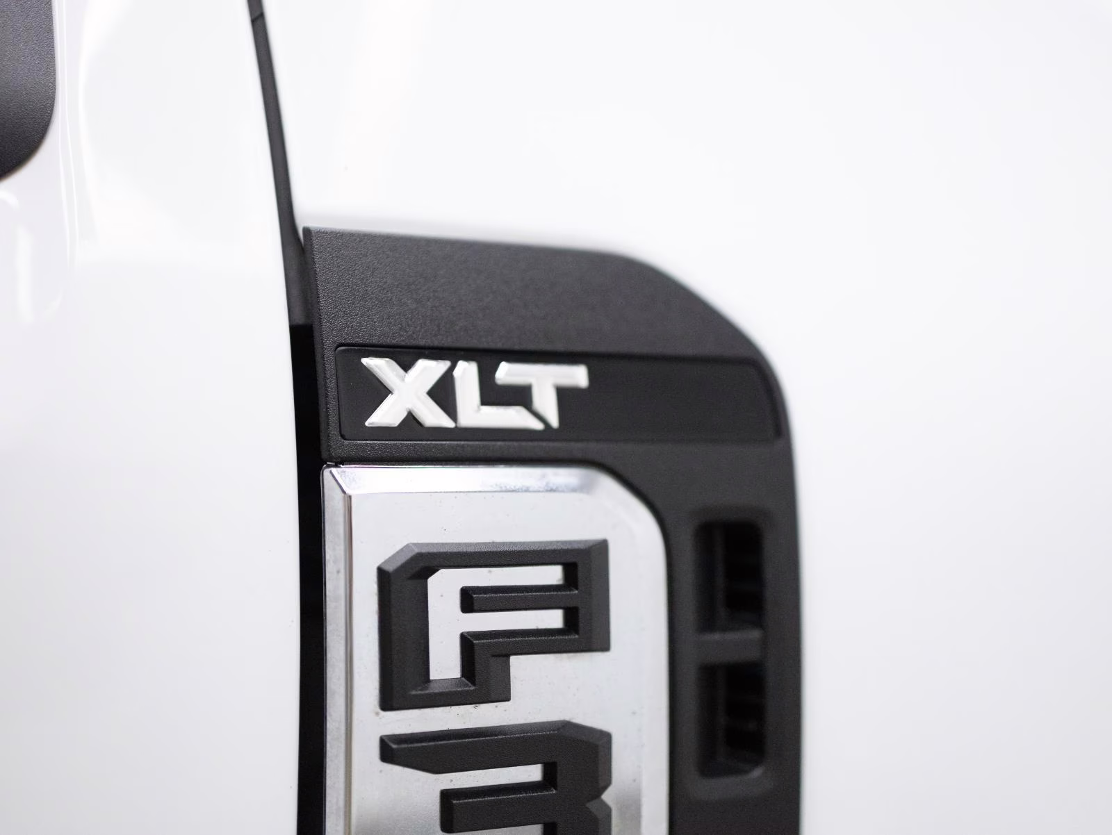 2023 Oxford White Ford Super Duty F-350 SRW XLT 4WD Crew Cab 6.75' Box 4X4 Truck