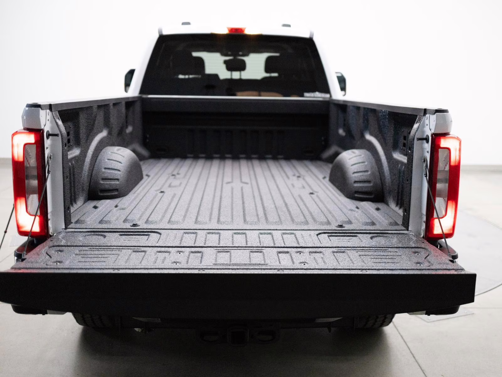 2023 Oxford White Ford Super Duty F-350 SRW XLT 4WD Crew Cab 6.75' Box 4X4 Truck