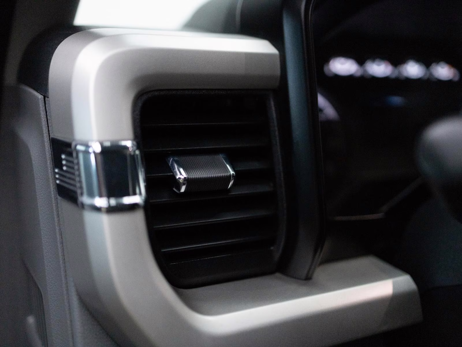 2023 Oxford White Ford Super Duty F-350 SRW XLT 4WD Crew Cab 6.75' Box 4X4 Truck