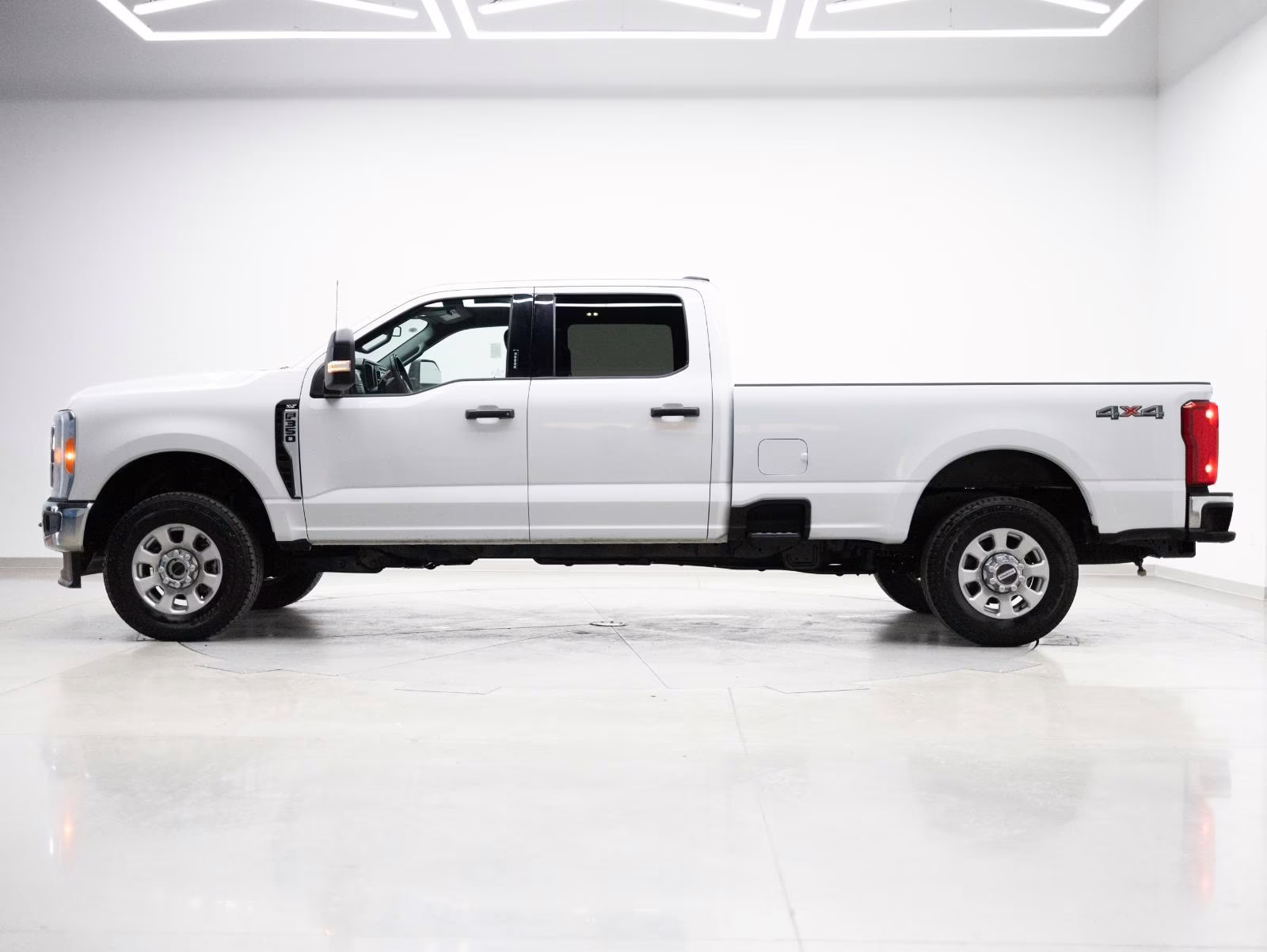 2023 Oxford White Ford Super Duty F-350 SRW XLT 4WD Crew Cab 6.75' Box 4X4 Truck