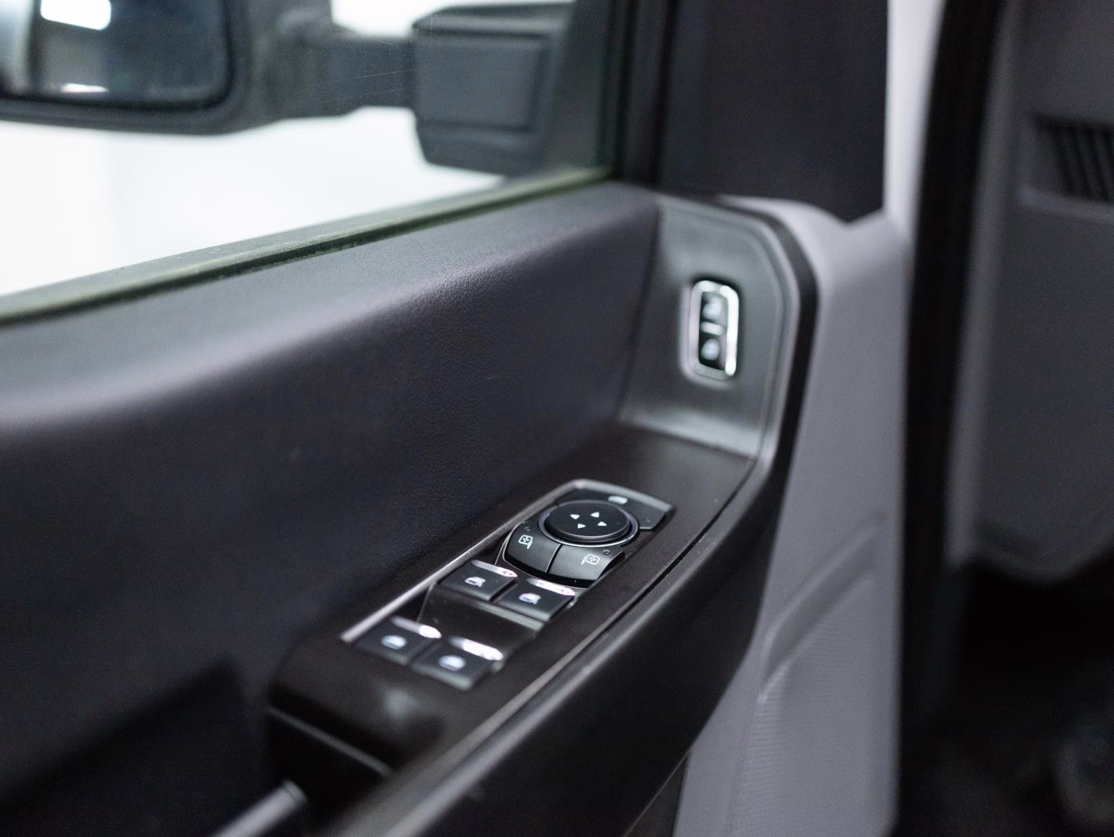 2023 Oxford White Ford Super Duty F-350 SRW XLT 4WD Crew Cab 6.75' Box 4X4 Truck