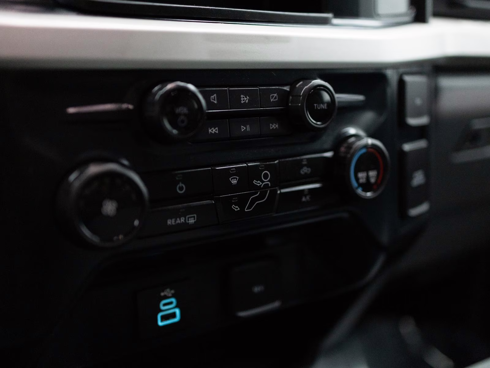 2023 Oxford White Ford Super Duty F-350 SRW XLT 4WD Crew Cab 6.75' Box 4X4 Truck