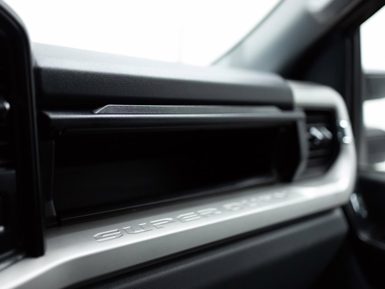 2023 Oxford White Ford Super Duty F-350 SRW XLT 4WD Crew Cab 6.75' Box 4X4 Truck