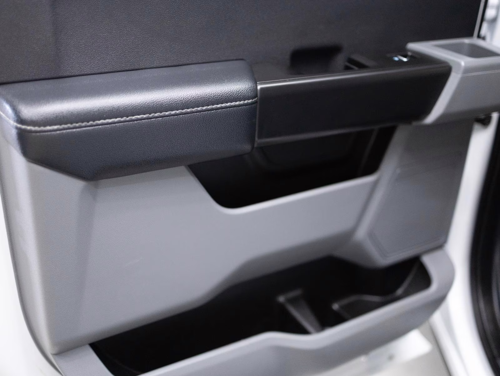 2023 Oxford White Ford Super Duty F-350 SRW XLT 4WD Crew Cab 6.75' Box 4X4 Truck