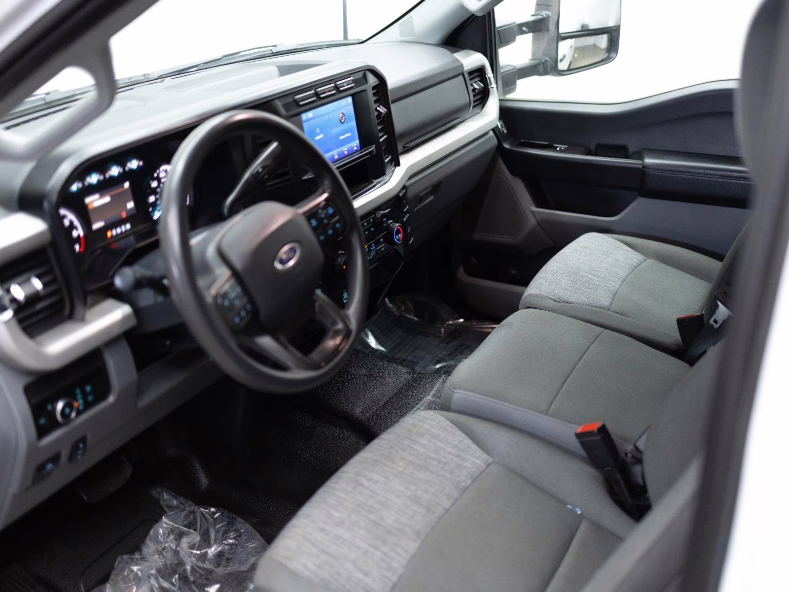 2023 Oxford White Ford Super Duty F-350 SRW XLT 4WD Crew Cab 6.75' Box 4X4 Truck