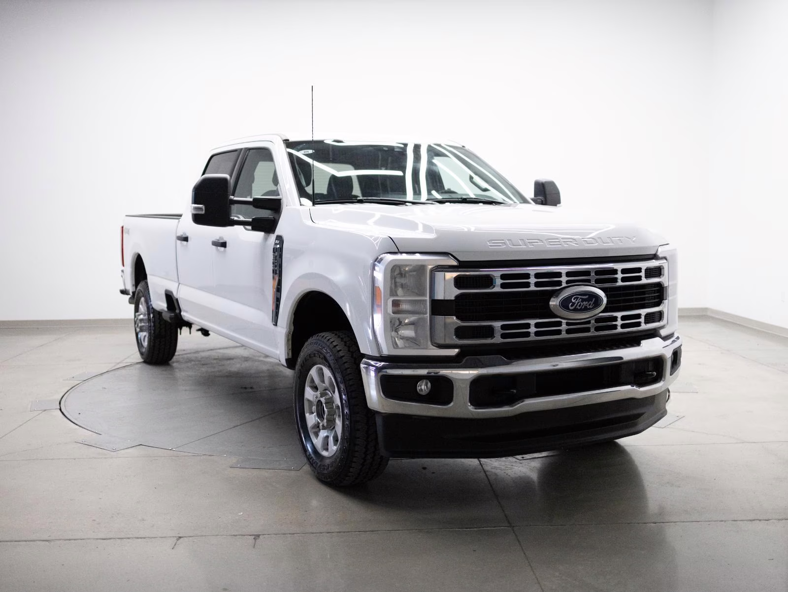 2023 Oxford White Ford Super Duty F-350 SRW XLT 4WD Crew Cab 6.75' Box 4X4 Truck