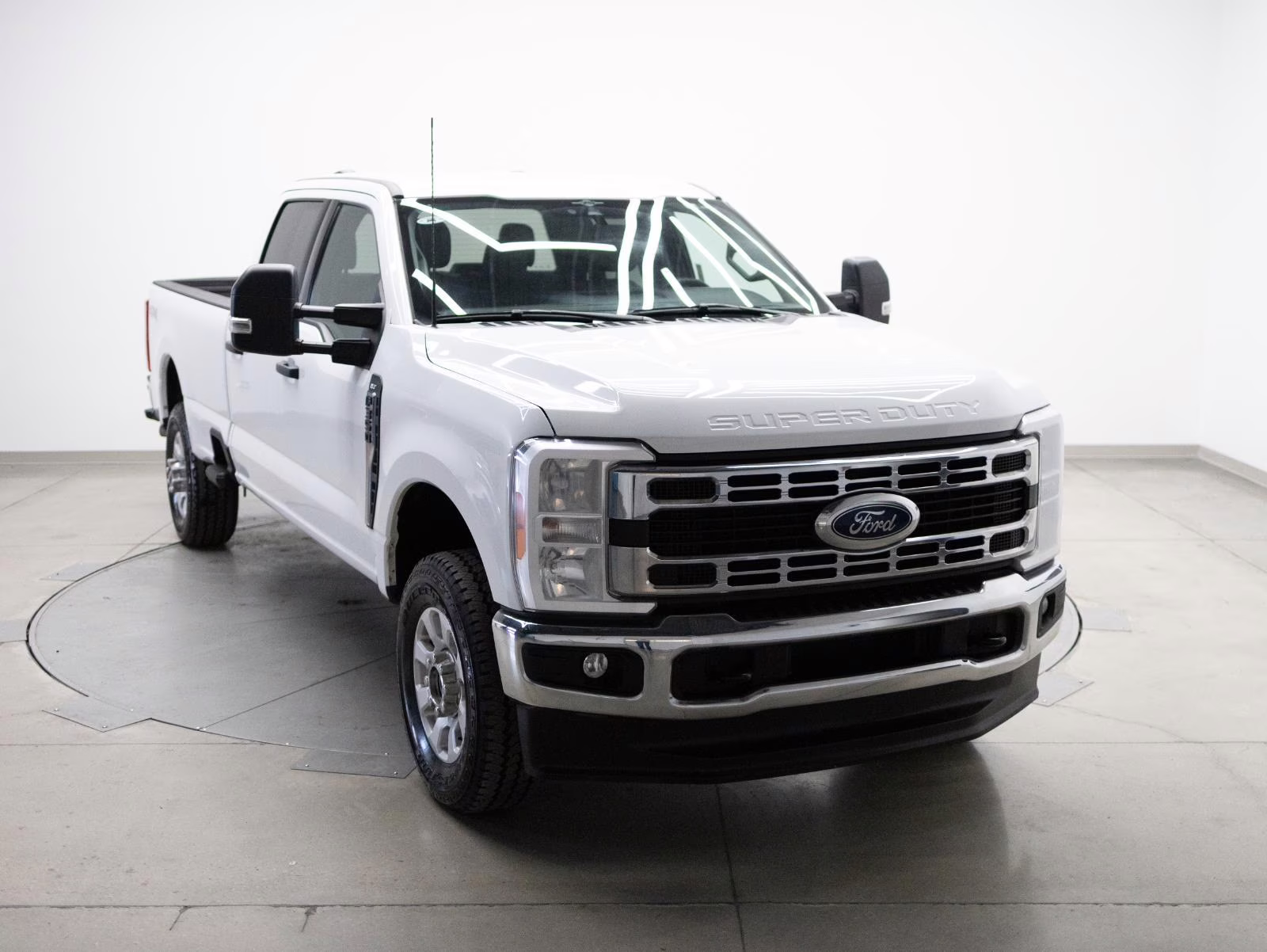 2023 Oxford White Ford Super Duty F-350 SRW XLT 4WD Crew Cab 6.75' Box 4X4 Truck