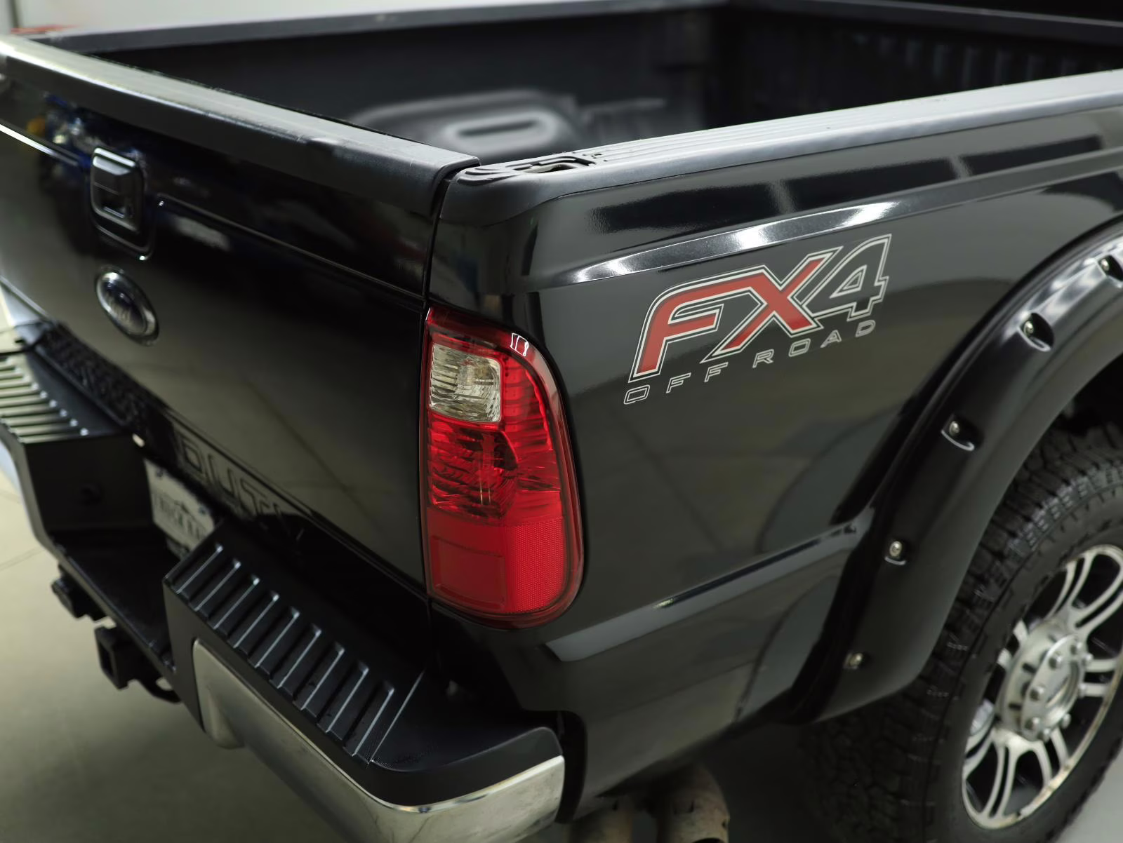 2015 Tuxedo Black Metallic Ford Super Duty F-350 SRW XLT 4X4 Truck