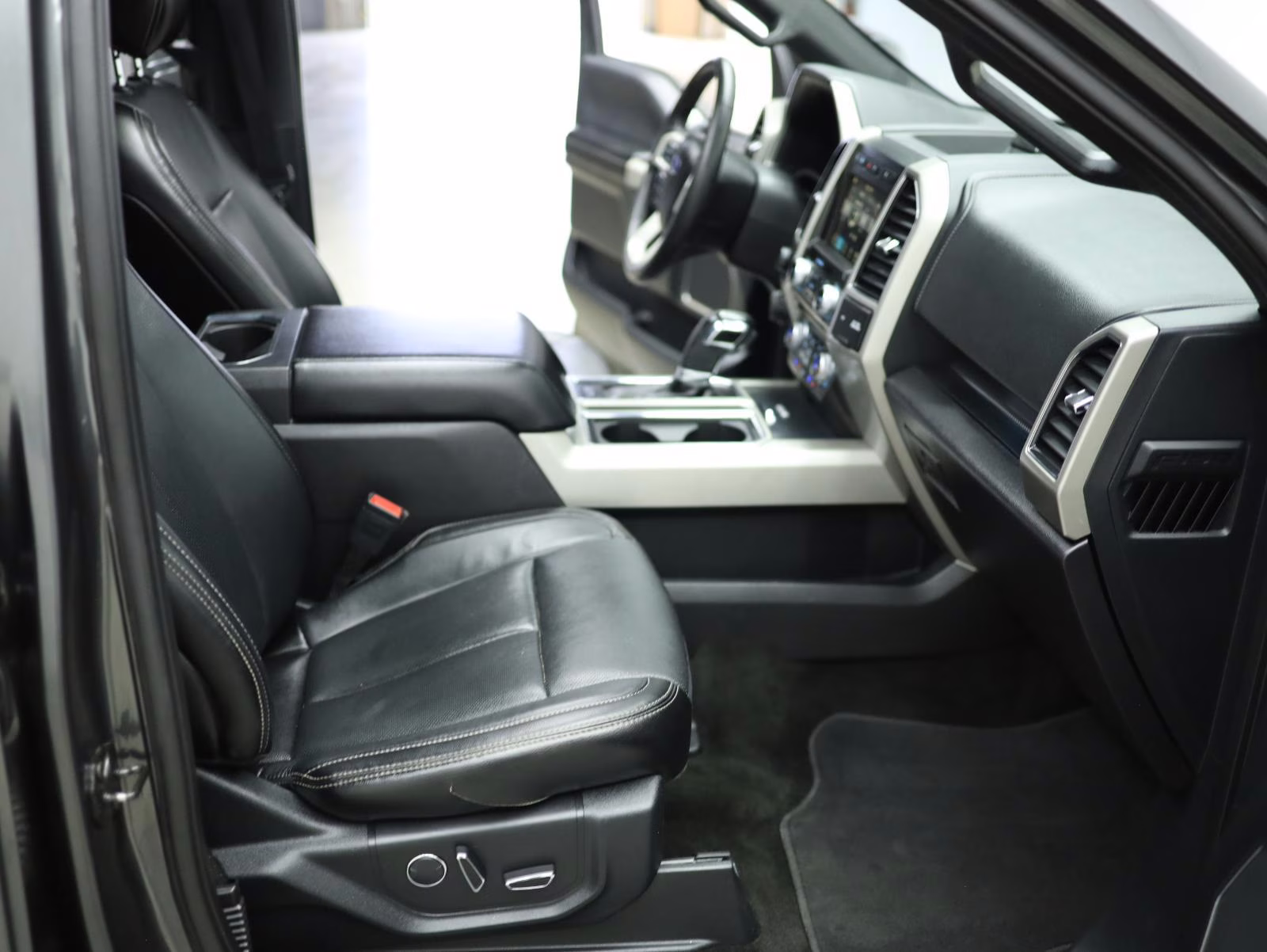 2018 Magnetic Ford F-150 LARIAT 4X4 Truck