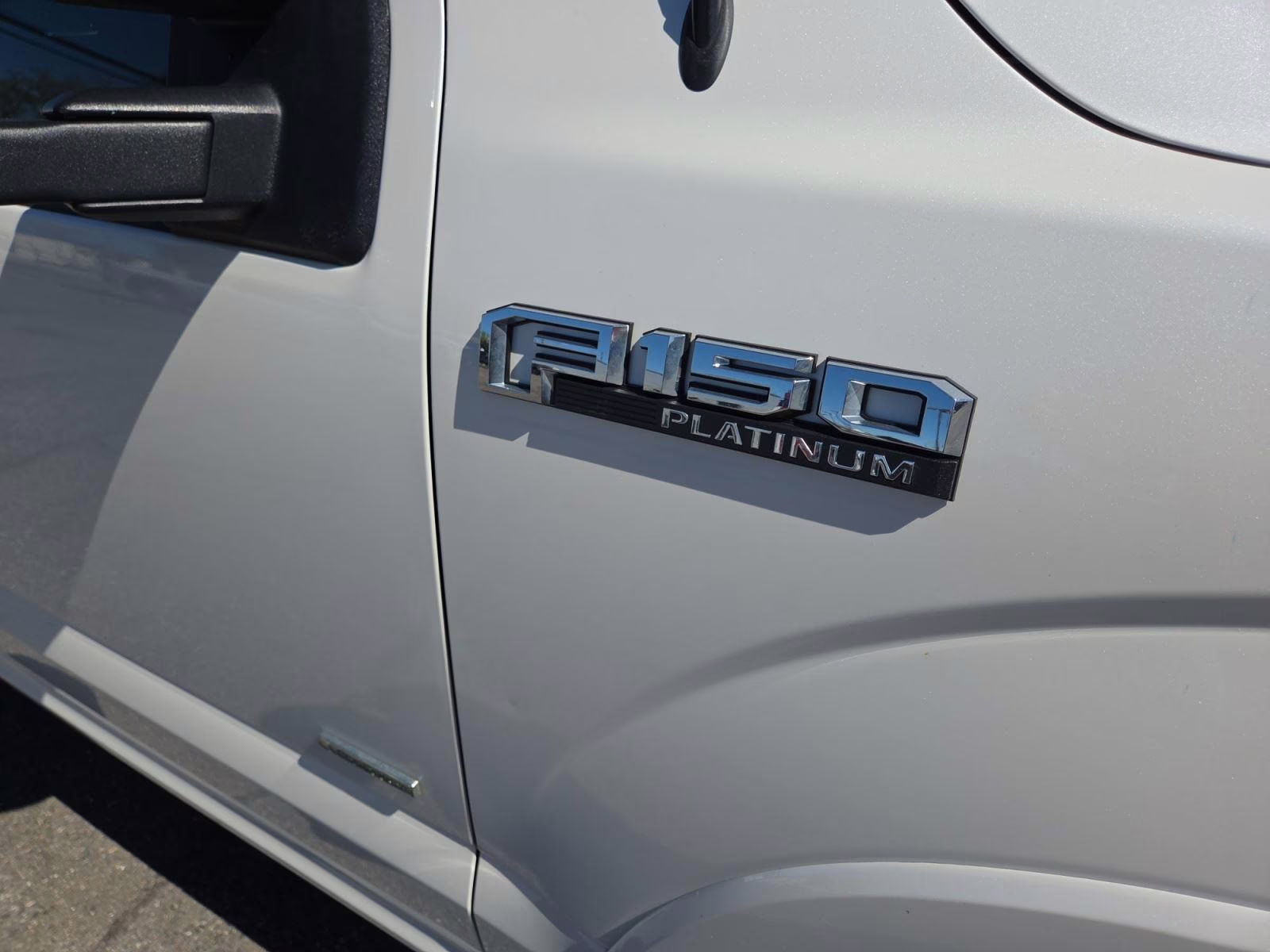 2017 White Platinum Metallic Tri-Coat Ford F-150 PLATINUM 4WD SuperCrew 5.5' Box 4X4 Truck