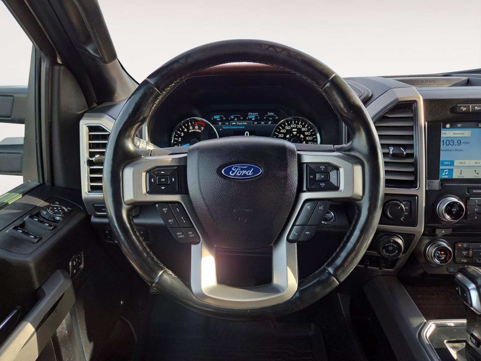 2017 White Platinum Metallic Tri-Coat Ford F-150 PLATINUM 4WD SuperCrew 5.5' Box 4X4 Truck