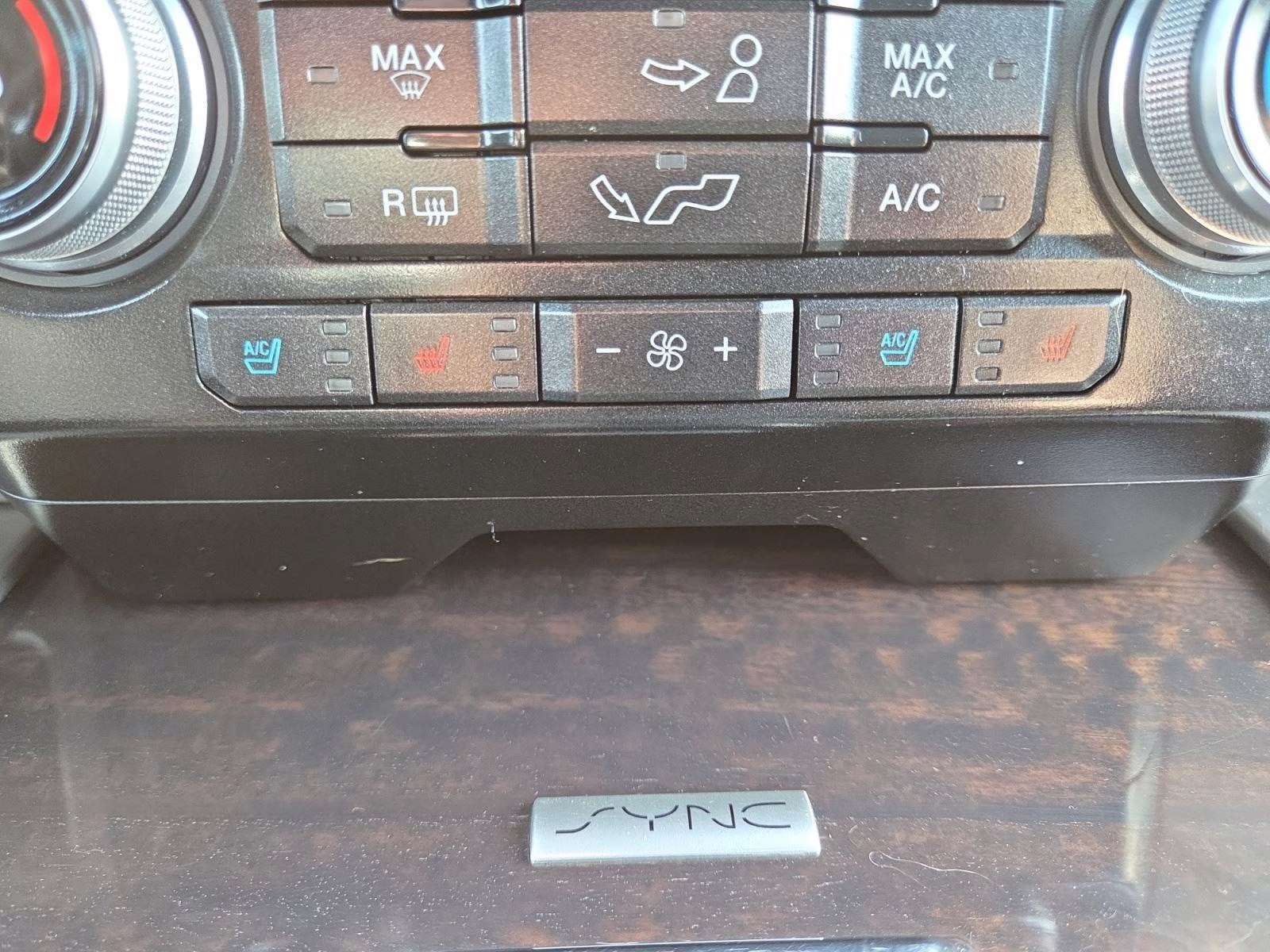 2017 White Platinum Metallic Tri-Coat Ford F-150 PLATINUM 4WD SuperCrew 5.5' Box 4X4 Truck