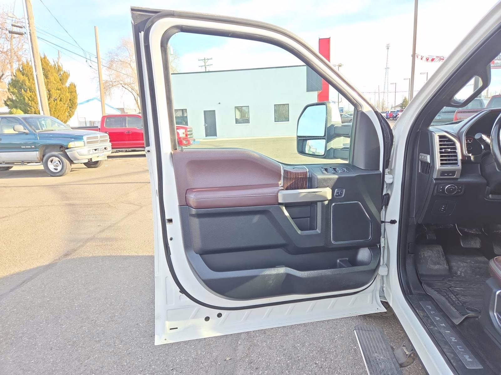 2017 White Platinum Metallic Tri-Coat Ford F-150 PLATINUM 4WD SuperCrew 5.5' Box 4X4 Truck