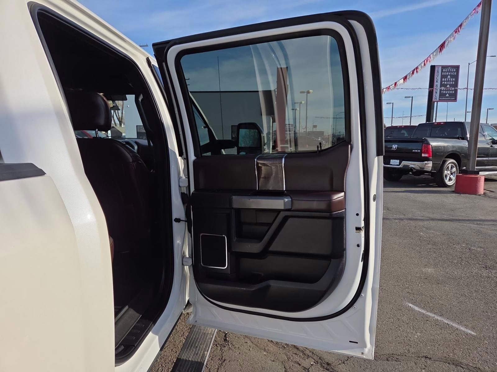 2017 White Platinum Metallic Tri-Coat Ford F-150 PLATINUM 4WD SuperCrew 5.5' Box 4X4 Truck