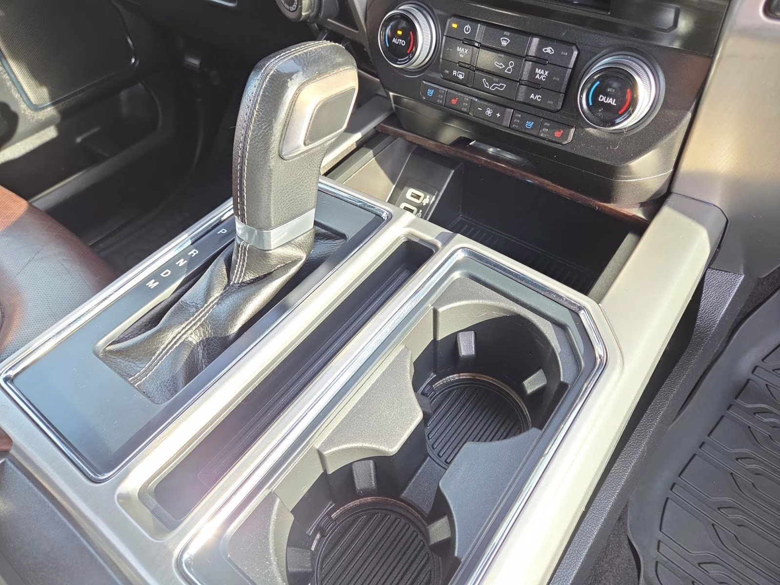 2017 White Platinum Metallic Tri-Coat Ford F-150 PLATINUM 4WD SuperCrew 5.5' Box 4X4 Truck