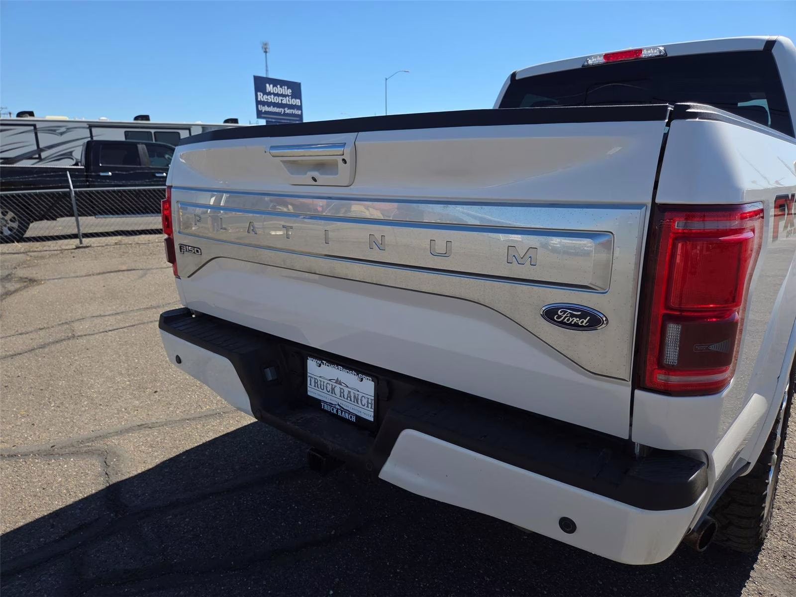 2017 White Platinum Metallic Tri-Coat Ford F-150 PLATINUM 4WD SuperCrew 5.5' Box 4X4 Truck