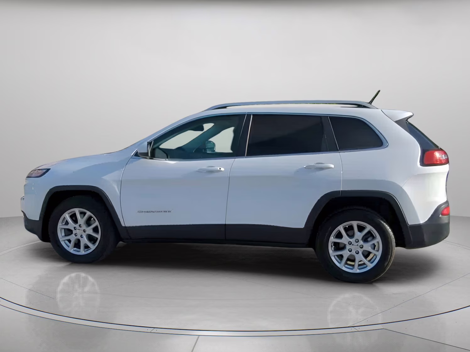 2018 Bright White Clearcoat Jeep Cherokee Latitude FWD SUV