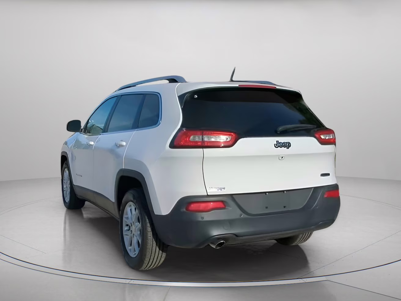 2018 Bright White Clearcoat Jeep Cherokee Latitude FWD SUV