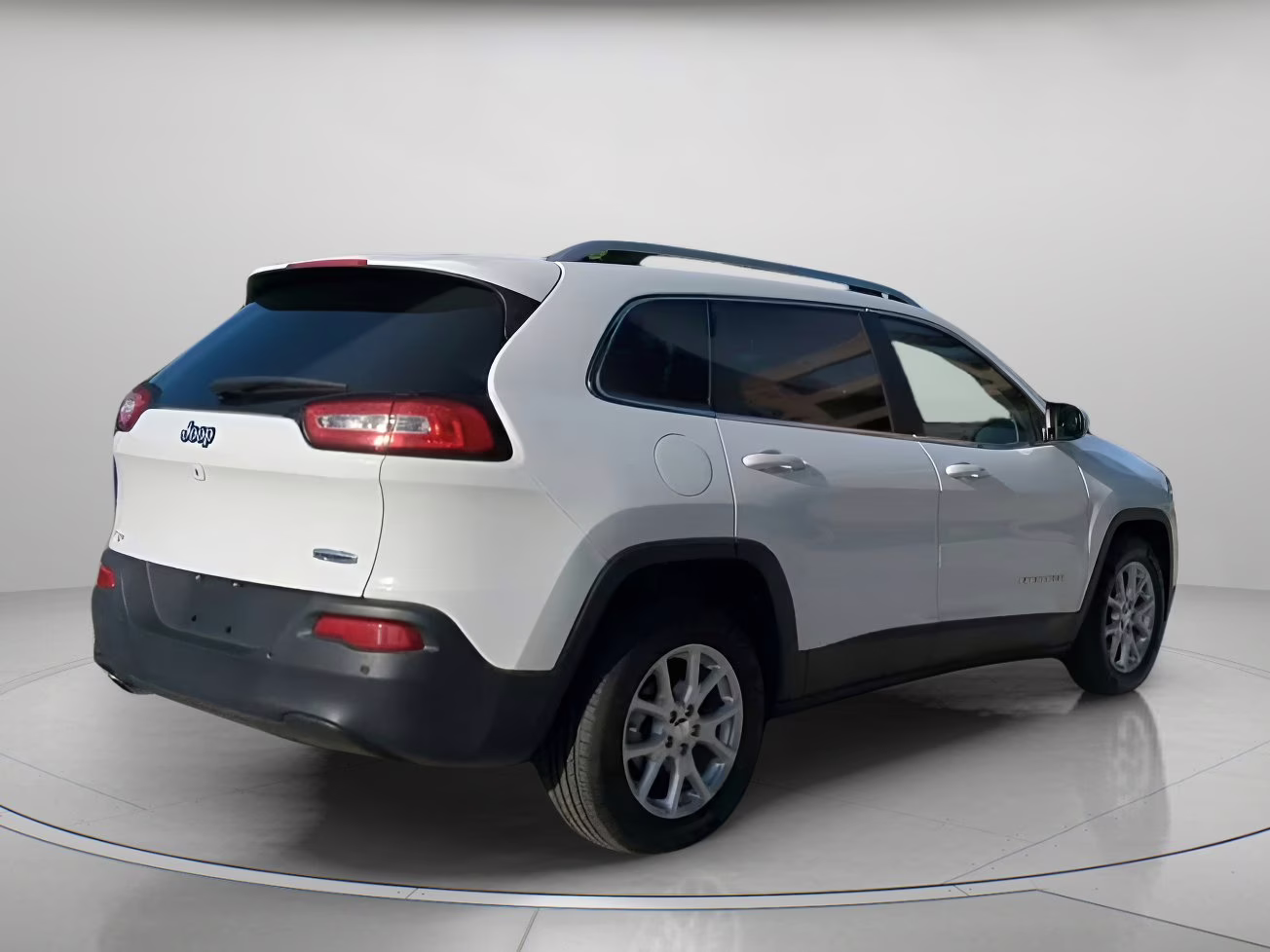 2018 Bright White Clearcoat Jeep Cherokee Latitude FWD SUV