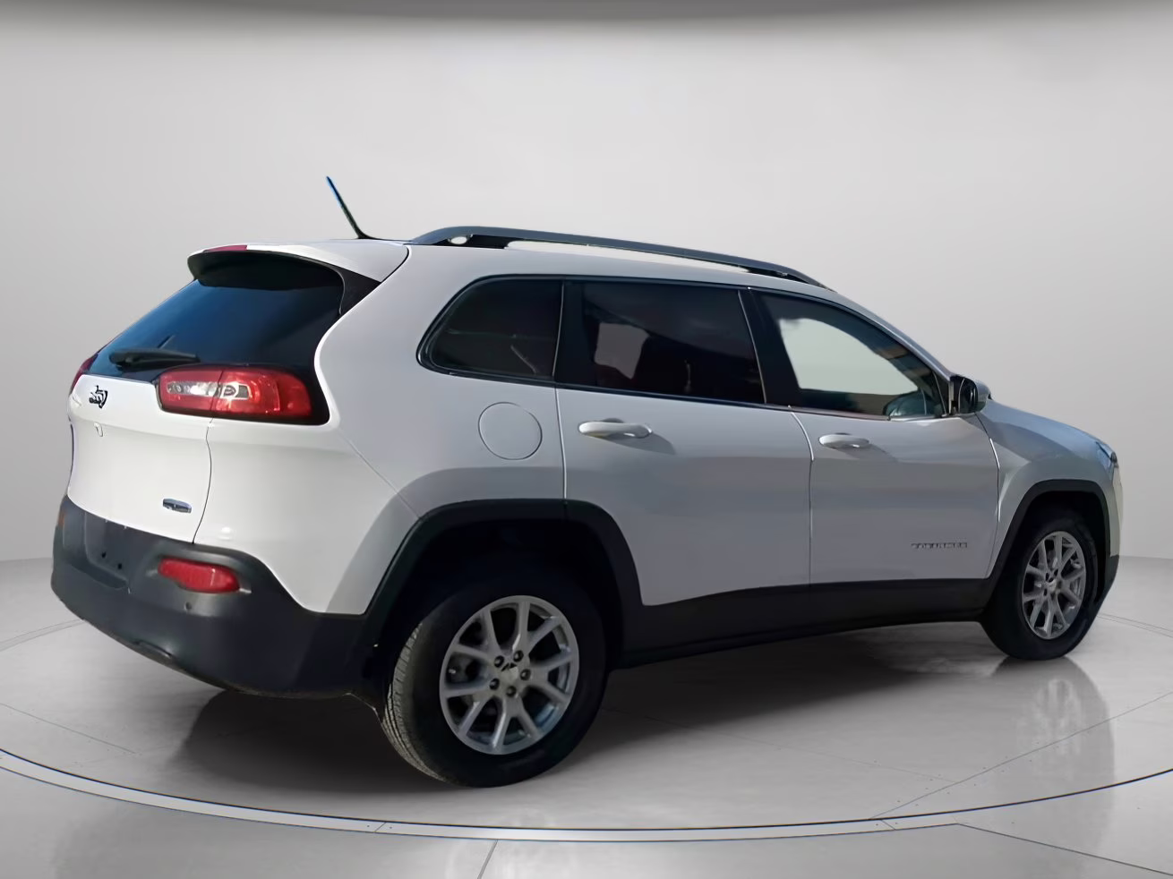 2018 Bright White Clearcoat Jeep Cherokee Latitude FWD SUV